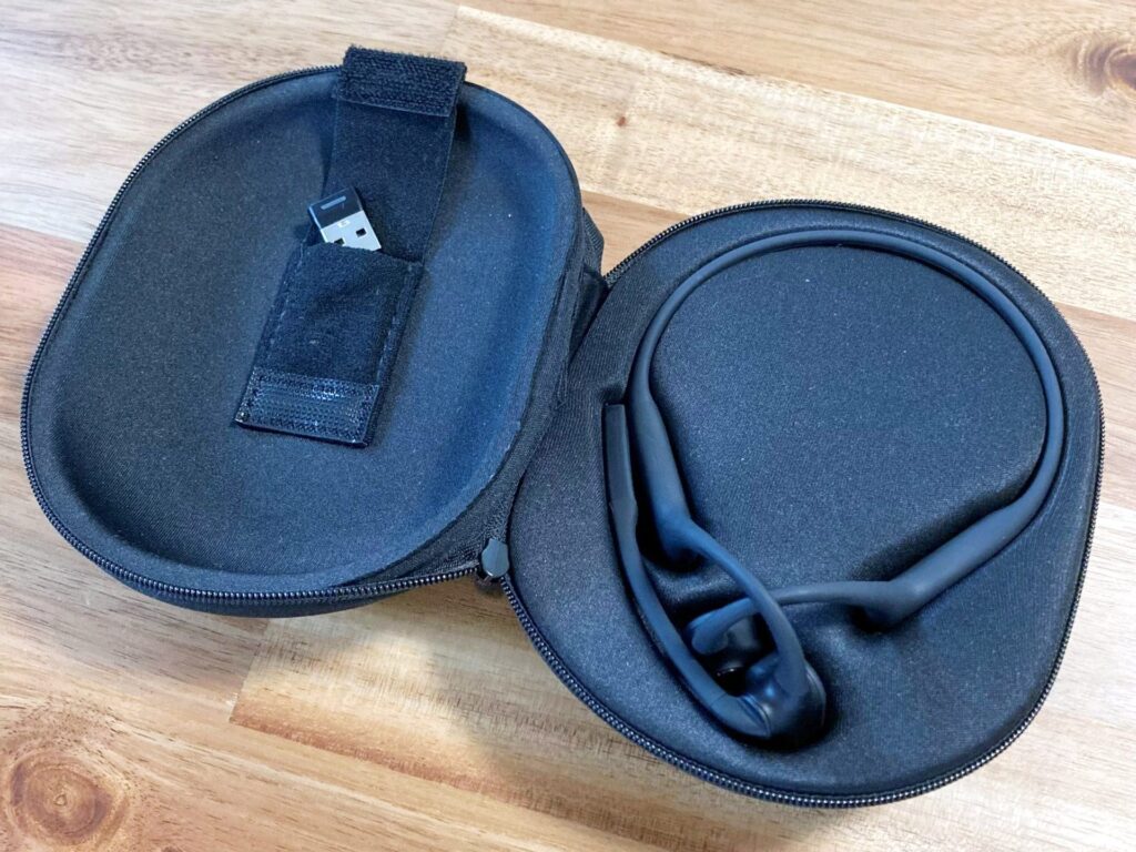 Shokz OpenComm2 UC 付属の専用ポーチ1
