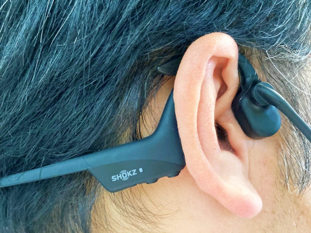 Shokz OpenComm2 UCを装着した様子(骨伝導ヘッドセット)